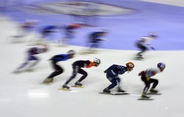 Los patinadores participantes de la final masculina de los 5.000 metros de patinaje de velocidad sobre hielo de la Copa del Mundo disputada en Seúl.