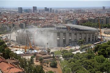 Con la tercera grada demolida casi en su totalidad, las obras de remodelaci車n del Camp Nou avanzan hasta el momento seg迆n los plazos establecidos.
