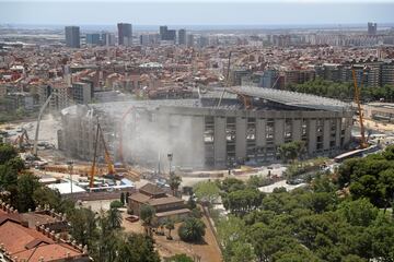 Con la tercera grada demolida casi en su totalidad, las obras de remodelacin del Camp Nou avanzan hasta el momento segn los plazos establecidos.