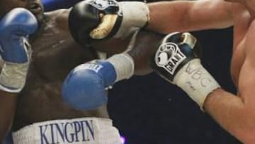 Vitali Klitschko castiga a Kevin Johnson durante el combate por el peso pesado del Consejo Mundial del Boxeo (CMB).