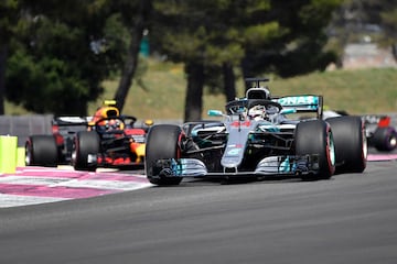 Se relanza el Gran Premio de Francia 2018. Lewis Hamilton mantiene la primera posición fácilmente.