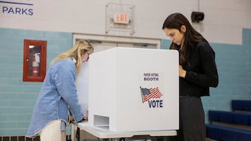 Voters fill out their ballot as voters in Ohio decide whether to enshrine abortion protections into the state constitution, in Columbus, Ohio, U.S. November 7, 2023. REUTERS/Megan Jelinger