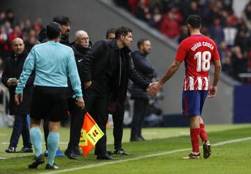 Munuera Montero expulsa a Diego Costa por segunda amarilla tras la celebración con la grada del 2-0.

