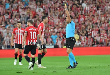 El árbitro, Gil Manzano, le saca tarjeta amarilla a Muniain.