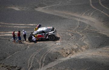 En la etapa 9, Sebastien Loeb y Daniel Elena han perdido toda opci車n de victoria. Rompieron en frontal de su coche al no ver un agujero. Perdieron m芍s de siete horas en la clasificaci車n general.