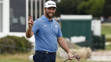 Jon Rahm saluda a la grada durante la tercera jornada del US Open Championship en el Pebble Beach Golf Links en Pebble Beach, California, USA.