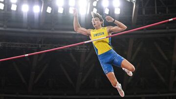 TOPSHOT - Sweden&#039;s Armand Duplantis competes in the men&#039;s pole vault final during the Tokyo 2020 Olympic Games at the Olympic Stadium in Tokyo on August 3, 2021. (Photo by Andrej ISAKOVIC / AFP)