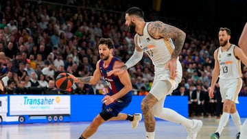 Nicolás Laprovittola, del Barça, ataca la defensa de Vincent Poirier.