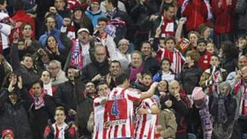 <b>VICTORIA ANTE OSASUNA. </b>Antonio López y Mario Suárez abrazan a Forlán tras su segundo gol en el Calderón.