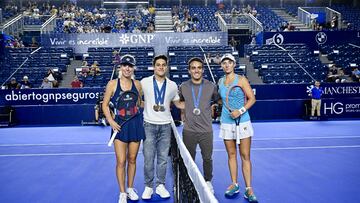 Los olímpicos Osmar Olvera y Juan Celaya reconocidos en torneo de tenis femenil