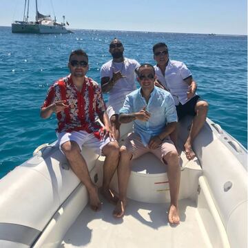 Arturo Vidal disfruta sus vacaciones con sus amigos en la Playa Illetes, España.