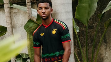 El icónico logotipo Trefoil de adidas se sitúa orgullosamente junto al amarillo dorado del escudo de la JFF en el pecho