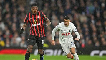 Luis Sinisterra tuvo un buen partido ante Tottenham.