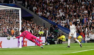 Había empujado el francés en el segundo palo un centrochut de Vinicius, pero estaba claramente en fuera de juego. 