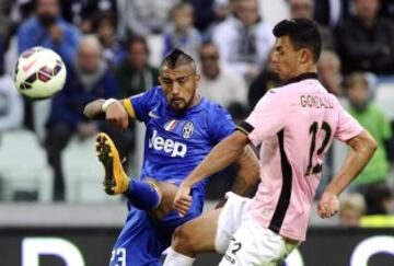 Arturo Vidal (L) pelea el balón con el jugador del Palermo Giancarlo durante el duelo en Turín. 