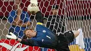 <b>DESINTERASADO.</b> El portero del Bayern de Múnich, Oliver Kahn, se mostró desinteresado al conocer la noticia. El meta del Borussia de Dortmund, Jans Lehmann, se hizo con el galardón con el 34,8%, según la votación efectuada por la revista germana Kicker.