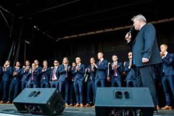 Las im芍genes del recibimiento a la selecci車n de Islandia