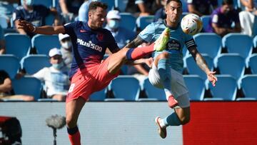 Saúl en una jugada ante Hugo Mallo en el Celta-Atlético.