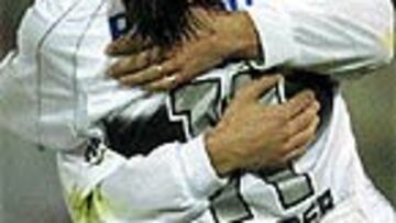 <B>OPTIMISTAS</B>. Sergio Orteman se abraza a Cordoba en la C. Libertadores.