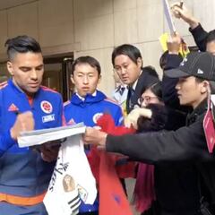 Falcao genera locura en Japón: los fanáticos detrás de su firma