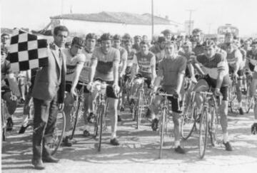 Federico Mart¨ªn Bahamontes dando la salida al pelot¨®n.