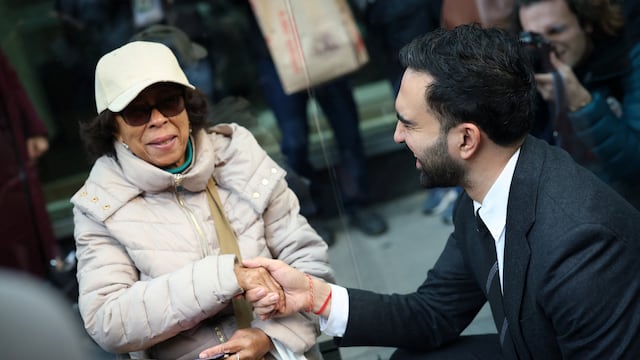 With the aim of encouraging travel by public transport, cities in the United States have dropped fares for transit: Where is the bus or train fare-free? Zohran Mamdani, greets a woman at a bus stop while campaigning in Manhattan's Upper East Side neighborhood during early voting, in New York City, U.S., October 27, 2025. REUTERS/Mike Segar