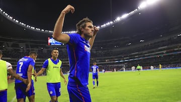 Santiago Gim&eacute;nez festeja su gol contra Pachuca