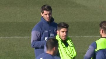 Las caras de Benzema y Morata en el reparto de petos