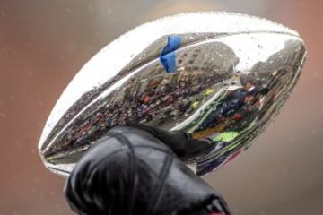 Detalle del trofeo Vince Lombardi mojado por la nieve que caía en Boston.