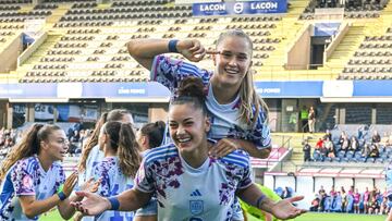 Medina y Camacho celebran un gol.