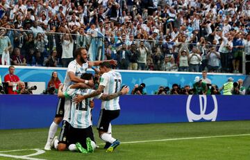 0-1. Leo Messi celebró el primer gol.