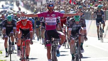 Fernando Gaviria celebra su victoria en la 13&ordf; etapa del Giro de Italia 2017.
