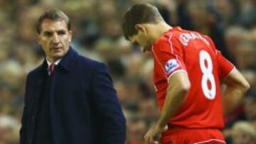 Brendan Rodgers y Steven Gerrard durante un partido en Anfield