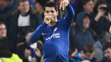 &Aacute;lvaro Morata dedicando su gol con el Chelsea ante el Bournemouth en la Copa de la Liga a su mujer Alice Campello y al beb&eacute; que est&aacute;n esperando. 