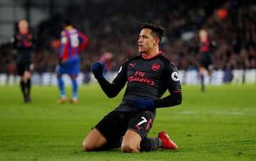 Alexis Sánchez anotó dos goles en la victoria de Arsenal sobre Crystal Palace.