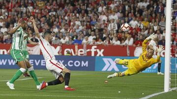 Sarabia anota su tanto ante Pau López.