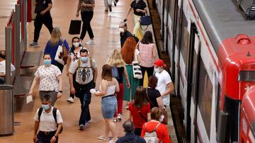 Decenas de pasajeros se desplazan en transporte público en la madrileña estación de Atocha, este lunes, jornada en la que todos los madrileños estrenan la fase 1, y también lo hace su transporte público, que desde primera hora de la mañana ha comenzado a poner a prueba varias medidas de cara a una mayor afluencia de viajeros durante la desescalada, con un sistema automático de cierre de tornos para evitar aglomeraciones o controles de aforo. EFE/Chema Moya