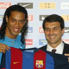 "Estábamos a punto de anunciar a Ronaldinho y de darle dorsal, pero eligió al Barcelona"