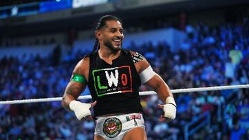 Santos Escobar festeja el triunfo en la lucha eliminatoria por el US Title.