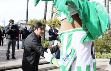 Ángel Haro, presidente del Real Betis, bromea con Palmerín.