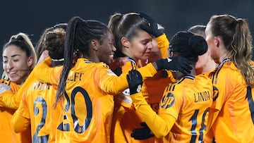 Glasgow (United Kingdom), 11/12/2024.- Signe Bruun (C) of Real Madrid is celebrated by teammates after scoring the opening goal during the UEFA Women's Champions League match between Celtic FC and Real Madrid in Glasgow, Great Britain, 11 December 2024. (Liga de Campeones, Gran Bretaña, Reino Unido) EFE/EPA/ROBERT PERRY