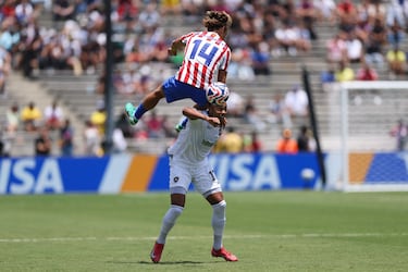 Marcos Llorente vuela por encima de Marlon Freitas.