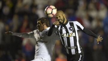 Brazil's Botafogo Roger (R) vies for the ball with Uruguay's Nacional Espino during their Libertadores Cup football match at Parque Central stadium in Montevideo on July 6, 2017. / AFP PHOTO / MIGUEL ROJO