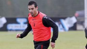 <b>ENTRE ALGODONES. </b>Flaño, conduciendo un balón en Tajonar.