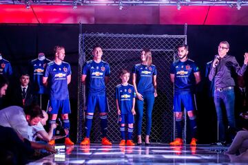 La U presenta camiseta que rememora el azul del '94