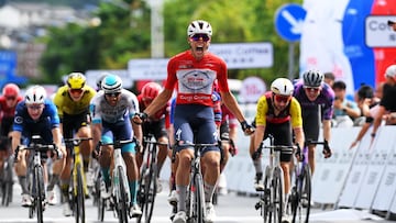 El ciclista francés del Soudal Quick-Step Paul Magnier celebra su victoria en la segunda etapa del Tour de Guangxi