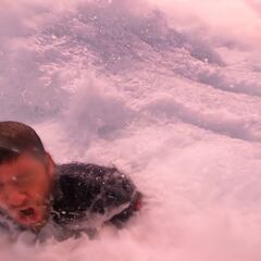 El mejor surfista de olas gigantes, en apuros por un pato en Pipeline