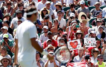 Los fans de Federer muestran su apoyo en el partido contra Dusan Lajovic.