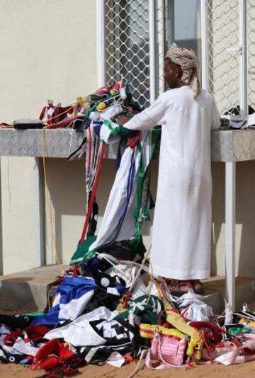 Se celebró en Dubai la Al Marmoom Heritage Festival, un acontecimiento que promueve el deporte tradicional de la carrera de camellos en la región. Los participantes lo hacen a través de un jinete robótico con control remoto. 