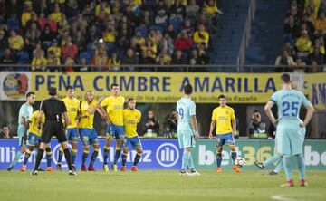 0-1. Messi marcó el primer gol en una falta directa.